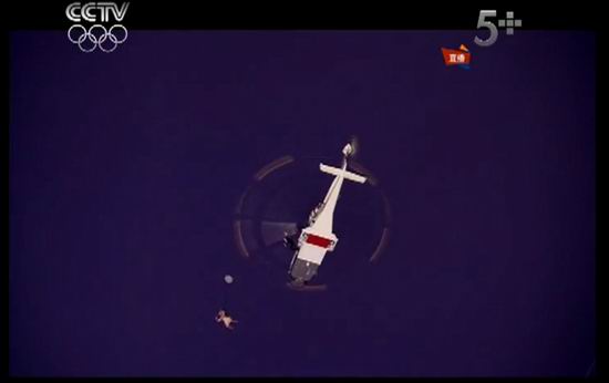 2012奧運(yùn)會(huì)拉開帷幕 倫敦奧運(yùn)開幕式結(jié)合電影藝術(shù)，在開幕式上空，虛實(shí)結(jié)合，上演英國女王跳傘(截屏圖)