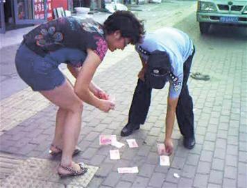 青島長(zhǎng)沙路下錢雨 5千元百元大鈔漫天揮灑無(wú)人認(rèn)領(lǐng)