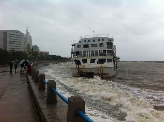網(wǎng)友實拍臺風(fēng)達維影響下的青島
