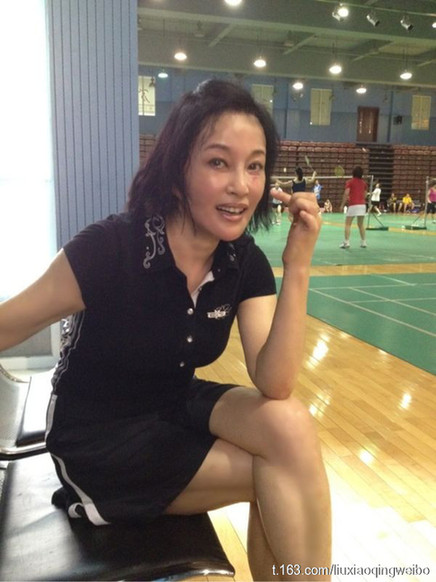 57歲劉曉慶生活照曝光 打羽毛球豪宅內(nèi)養(yǎng)狗
