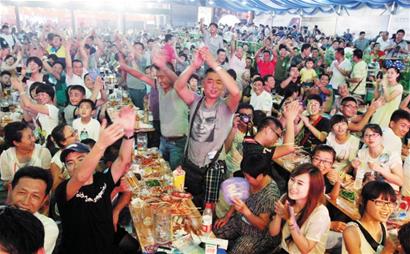 銀行包場(chǎng)啤酒大棚 一夜數(shù)十萬請(qǐng)千余客戶喝洋啤酒