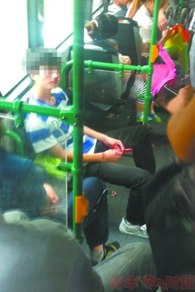 小伙被打得鼻血橫流。圖片由網(wǎng)友提供