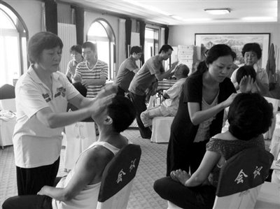 神醫(yī)全國(guó)開連鎖年賺千萬 稱拍打拉筋治百病