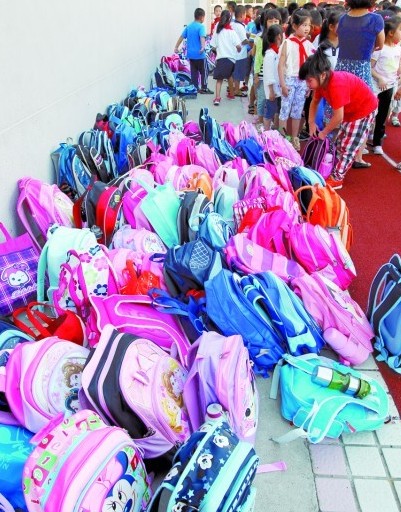 青島小學(xué)新生軍訓(xùn):不動(dòng)就達(dá)標(biāo) 站10分鐘就休息