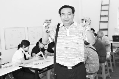 余家頭股民陳善武領(lǐng)取新房鑰匙。萬強攝