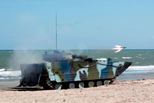 資料圖：反坦克導(dǎo)彈“撲”向目標(biāo)，摧毀敵裝甲目標(biāo)廖志勇攝