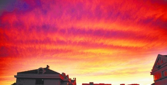 9月13日傍晚，島城上空出現(xiàn)美麗的火燒云