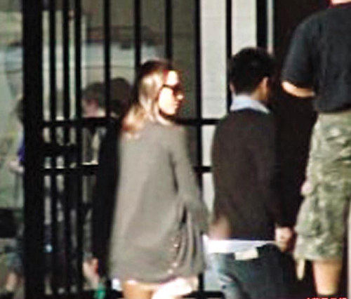 梁洛施此前跟一年輕男子結(jié)伴同游法國(guó)羅浮宮，而且美貌如昔