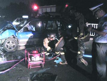 出租逆行迎頭撞越野成麻花 司機(jī)斷腿乘客滿(mǎn)臉血