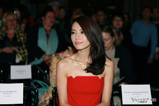 高圓圓亮相時(shí)裝周 最炫民族紅裝扮大氣典雅