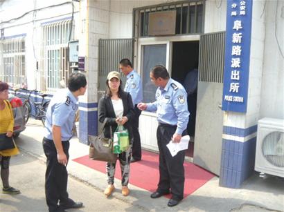 韓國(guó)女子錢包不見派出所大哭 好心人送還