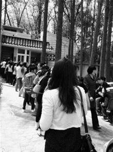 東湖女廁門外排長(zhǎng)隊(duì)（來(lái)自網(wǎng)友“琳子的向日葵”微博）