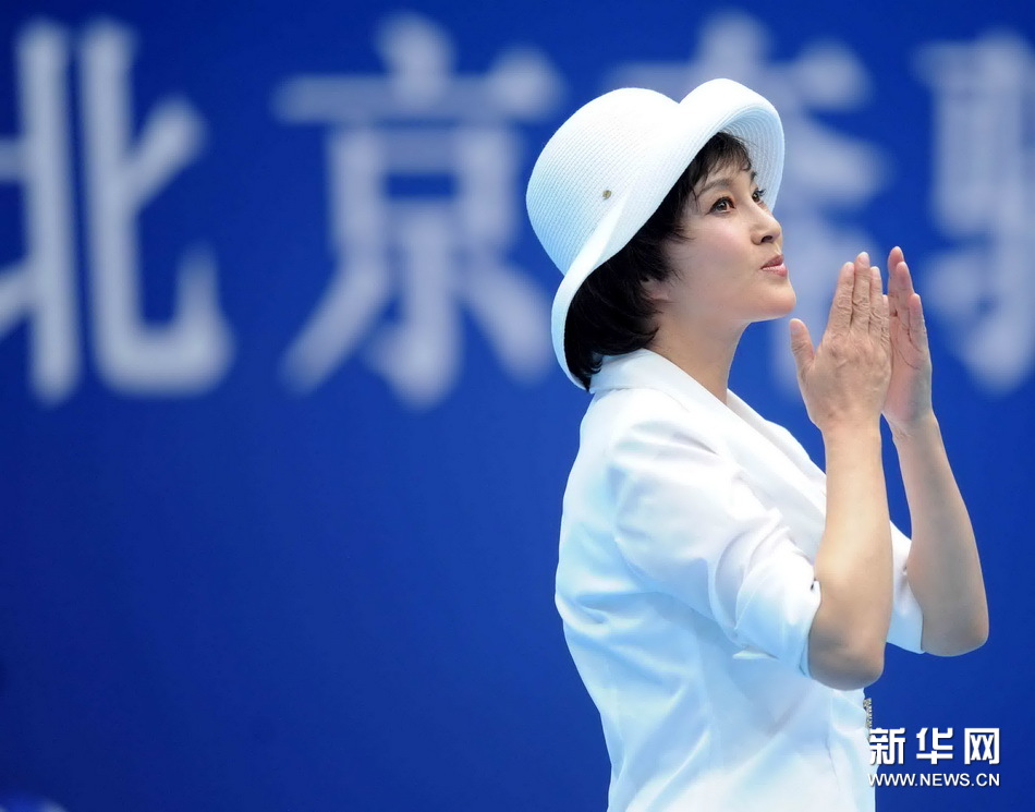 劉曉慶助陣中網獻飛吻