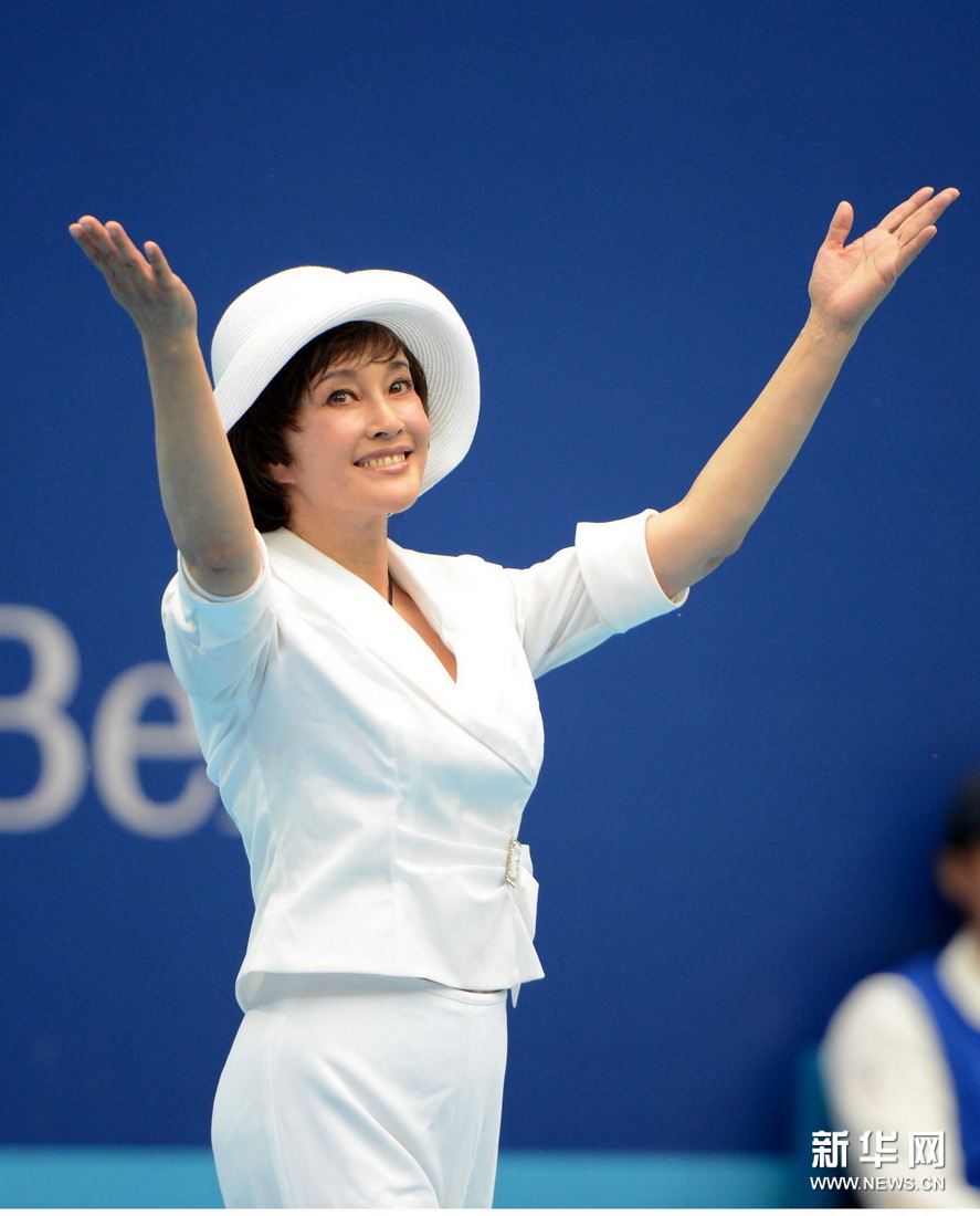 劉曉慶助陣中網(wǎng)獻(xiàn)飛吻