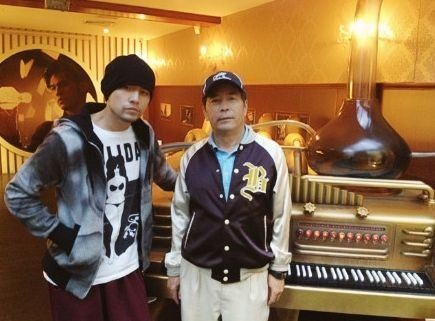 周杰倫與父親合影 周杰倫臺(tái)灣小巨蛋開(kāi)唱 父親現(xiàn)身  