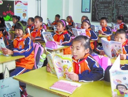 青島嶗山區(qū)學生校服免費發(fā) 小學初中各兩套