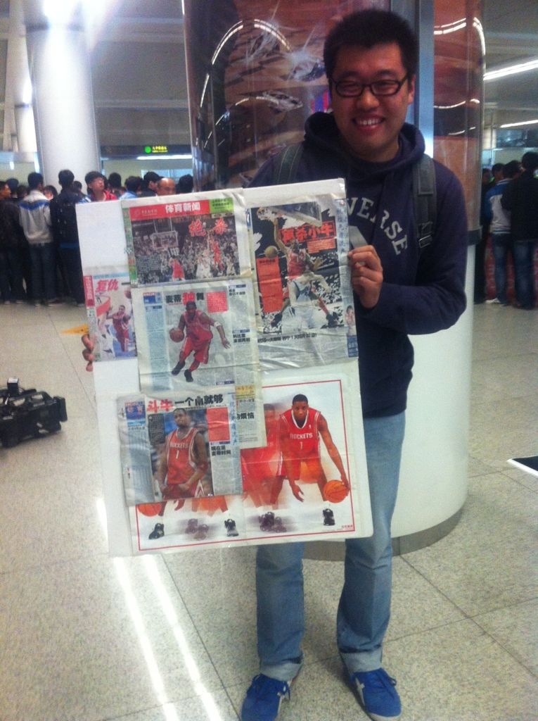 熱心球迷制作好了剪報，迎接麥蒂到來