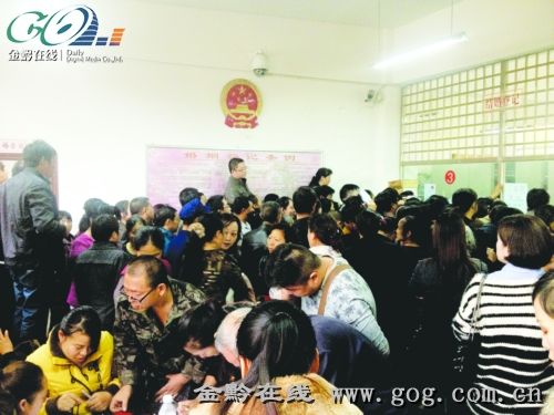 小小的婚姻登記處，擠滿了要離婚的人。