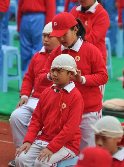 青島軍訓(xùn)大閱兵:女生海藍(lán)短裙紅貝雷帽風(fēng)姿迷人