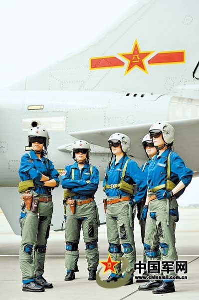 中國(guó)女兵走向作戰(zhàn)崗位：風(fēng)吹玉手煉鐵骨(圖)