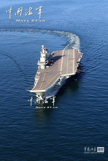 中國艦載機(jī)首次在航母遼寧艦上起降 現(xiàn)場震撼