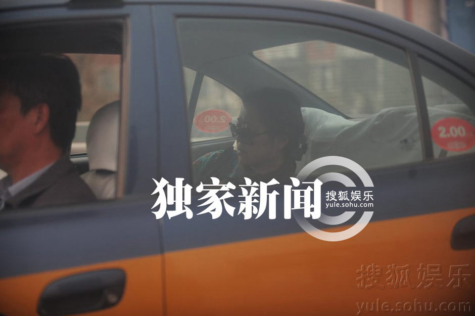 倪萍素顏出門買衣服顯老態(tài)