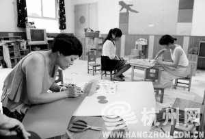 浙江一所幼兒園內(nèi)，老師們裝扮教室，迎接小朋友們到來。