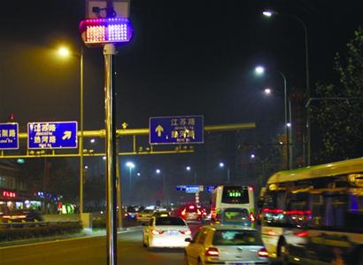 膠寧高架安裝26處爆閃燈 警示距離可達(dá)千米