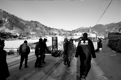 昏迷的傷者被抬下山。 救援人員供圖