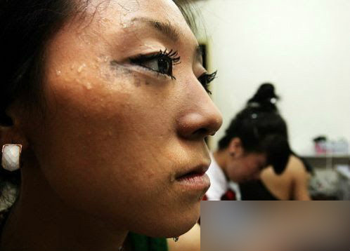 曝鋼管舞女郎年收入達(dá)七八十萬