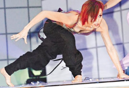 拍明星俯身一瞬 滿(mǎn)足你窺視欲望