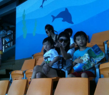 張柏芝帶兩愛(ài)子游園