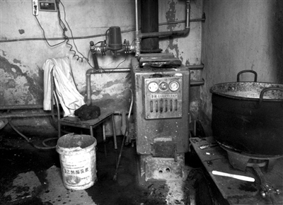 11月15日，通州區(qū)宋莊鎮(zhèn)小堡西街133號(hào)，精佳藝義齒加工中心，生產(chǎn)間內(nèi)污穢臟亂。