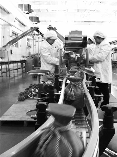 昨日，在酒鬼酒成品酒的包裝車間，55°酒鬼酒正在包裝。新京報記者 鄭道森 攝 