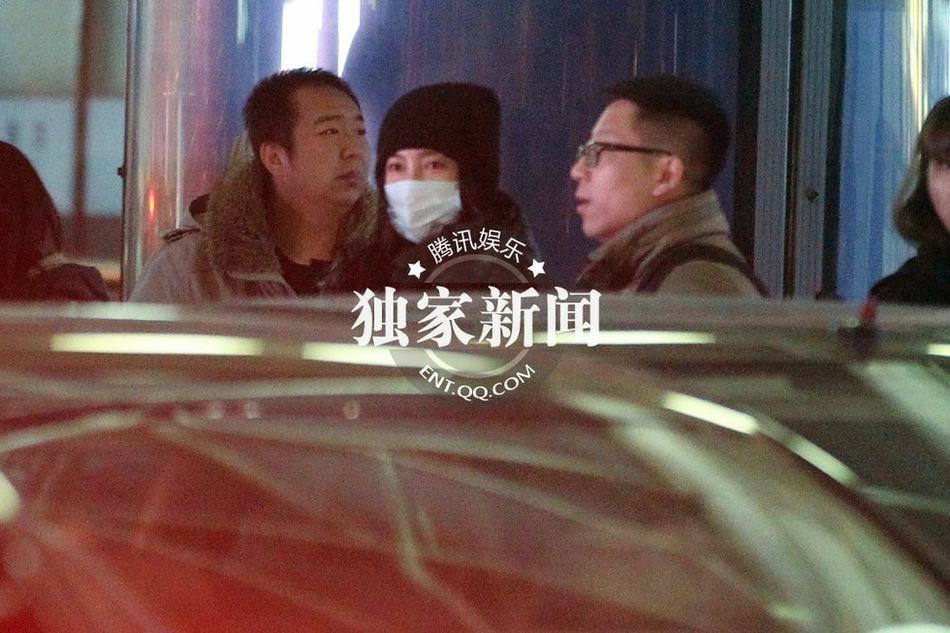 李冰冰豪車隊接機排場大 美女助理驚艷亮相似Ella