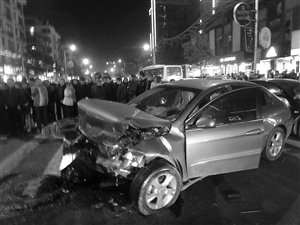 事發(fā)現(xiàn)場(chǎng)，車子被撞得損壞嚴(yán)重 通訊員供圖