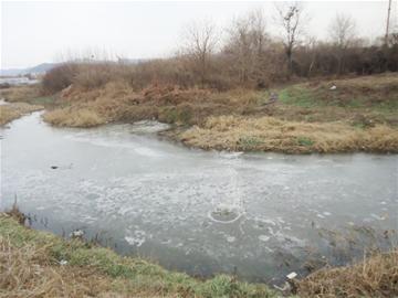 圖為結冰的白沙河。王漢峰 馬丙政 攝 