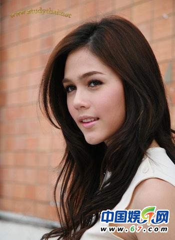 Chompoo:她是1981年出生，爸爸是英國人，媽媽是泰國人.泰國的主持人和演員