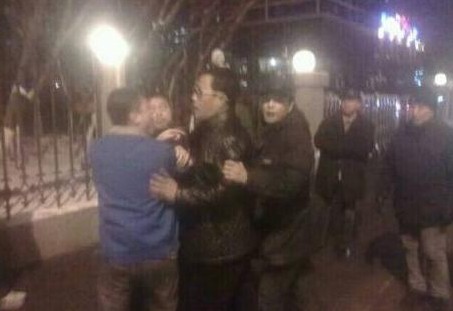 網(wǎng)友爆料打人現(xiàn)場。