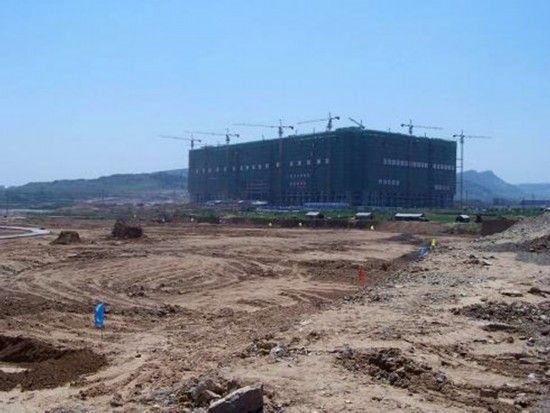 圖為正在施工中的龍奧大廈。