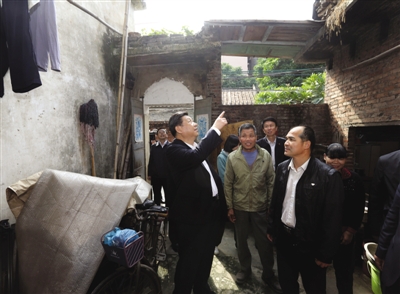 12月7日至11日，中共中央總書(shū)記、中央軍委主席習(xí)近平在廣東省考察工作。這是習(xí)近平在順德黃龍村看望村民張錫堯一家?？吹椒块g有漏水的痕跡，他要求當(dāng)?shù)貛椭鉀Q。新華社記者 蘭紅光 攝