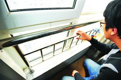 飄窗廉價護欄成雞肋 不銹鋼管轉眼賣廢鐵