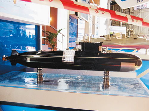 推銷給印度的”阿穆?tīng)?#8220;改進(jìn)型模型，“薩羅夫”號(hào)的指揮塔圍殼與它差別較大。