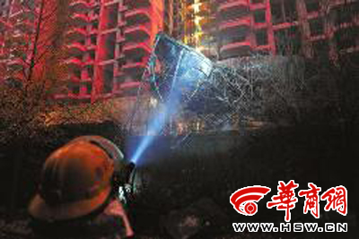 消防戰(zhàn)士檢查有無殘火 本報記者 葉原 攝