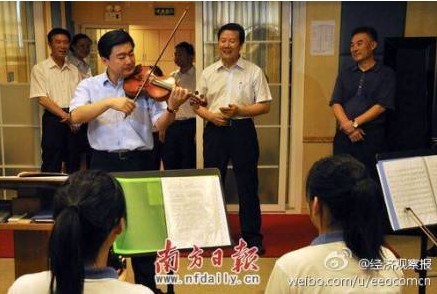 （王榮演奏小提琴，資料圖片）