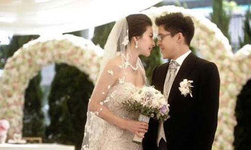 傳郭晶晶婚姻亮紅燈 霍啟剛與嫩模吳婷演“海戰(zhàn)門(mén)”