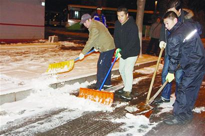 交警:青島進(jìn)入惡劣天氣易發(fā)期 高速夜封動(dòng)車降速(圖)