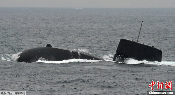 資料圖：日本海上自衛(wèi)隊(duì)潛艇浮出水面。