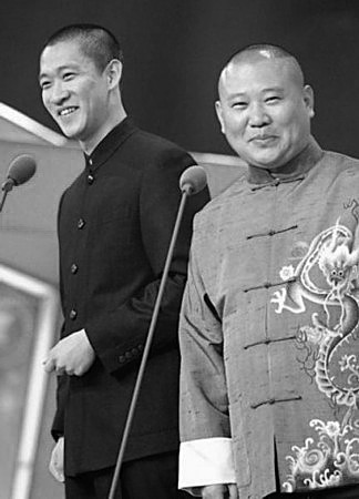 央視蛇年春晚語言類節(jié)目終審，郭德綱意外亮相。大家驚訝之余，開始關心他是否會與徒弟曹云金同臺。而根據(jù)知情人士透露，郭德綱和曹云金的春晚節(jié)目均已通過審查。