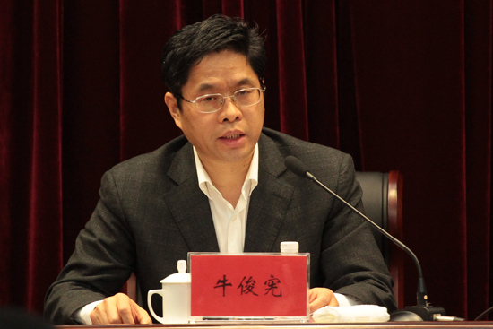    市委常委、常務副市長?？棾鱿瘯h并講話